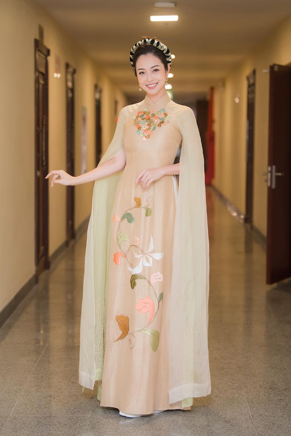 Dù diện thiết kế có gam màu nào, Jennifer Phạm vẫn cực kỳ cuốn hút nhờ nhan sắc xinh đẹp và rạng rỡ của mình.