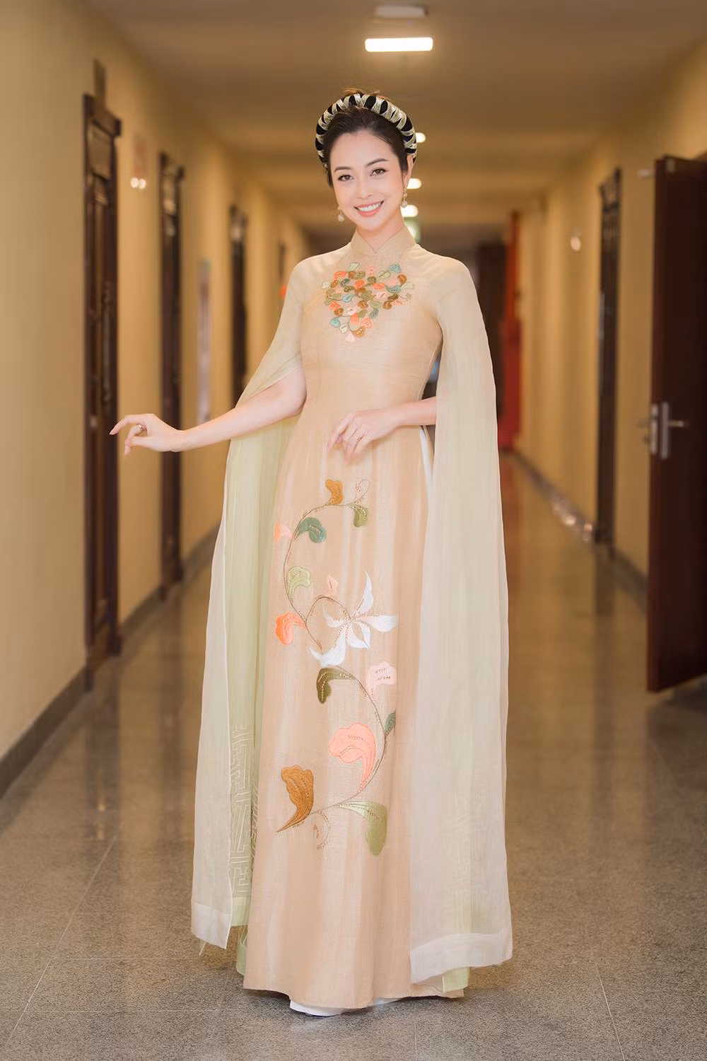 Dù diện thiết kế có gam màu nào, Jennifer Phạm vẫn cực kỳ cuốn hút nhờ nhan sắc xinh đẹp và rạng rỡ của mình.
