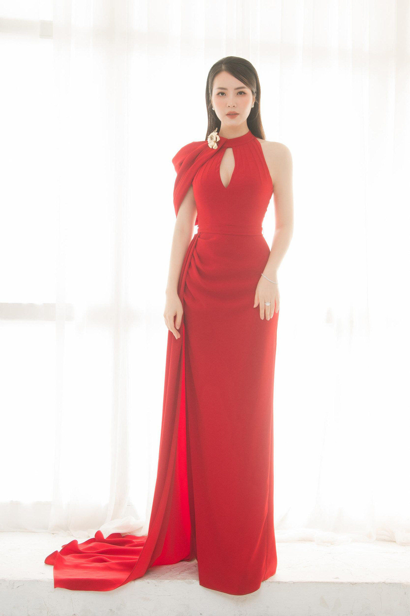 Chương trình được ghi hình ngoài trời và kéo dài nên Thụy Vân phải thay nhiều trang phục. Ở phần đầu chương trình, người đẹp diện bộ váy dạ hội đỏ rực với điểm nhấn là chi tiết xẻ vòng một nóng bỏng.