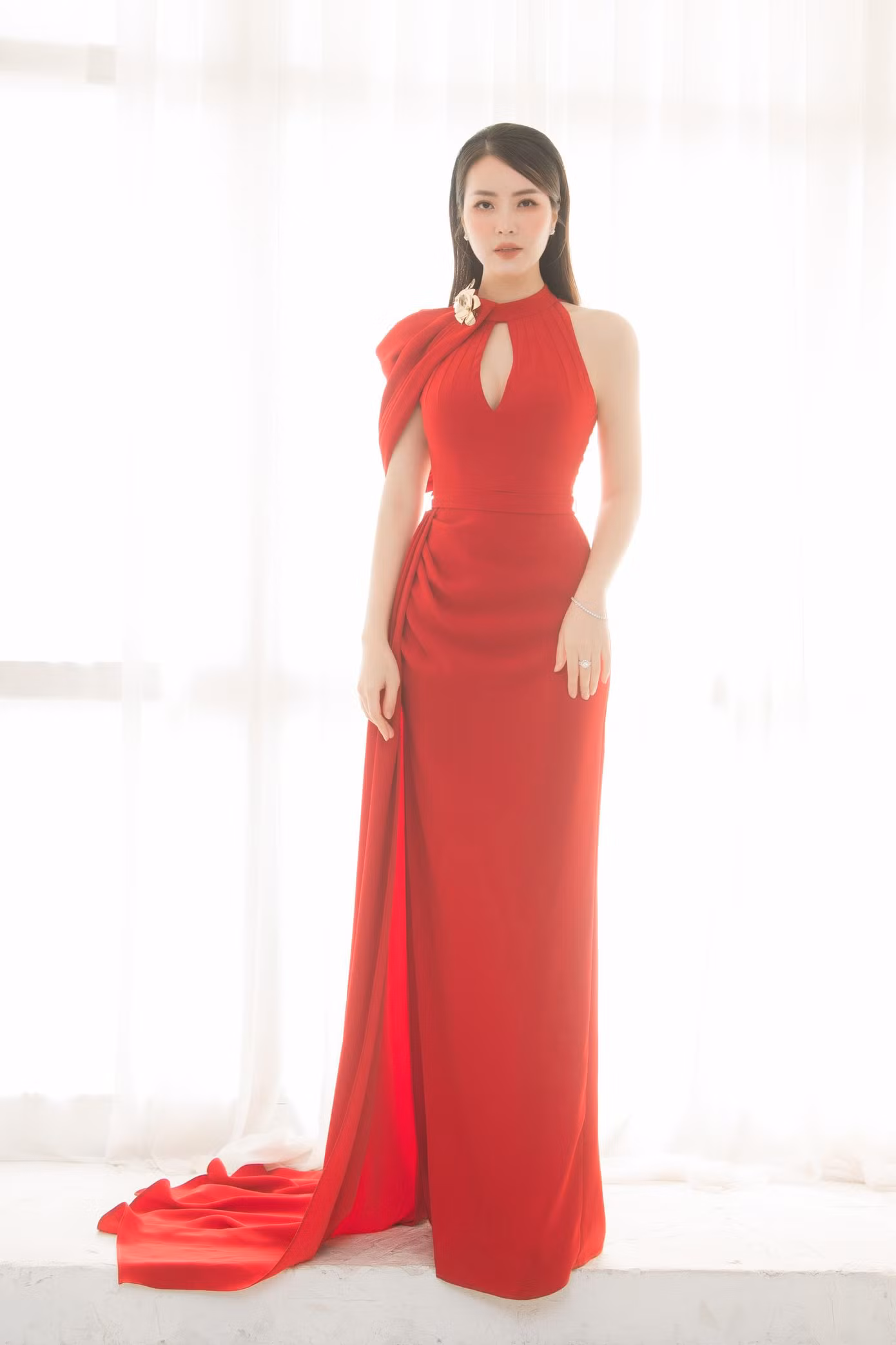 Chương trình được ghi hình ngoài trời và kéo dài nên Thụy Vân phải thay nhiều trang phục. Ở phần đầu chương trình, người đẹp diện bộ váy dạ hội đỏ rực với điểm nhấn là chi tiết xẻ vòng một nóng bỏng.