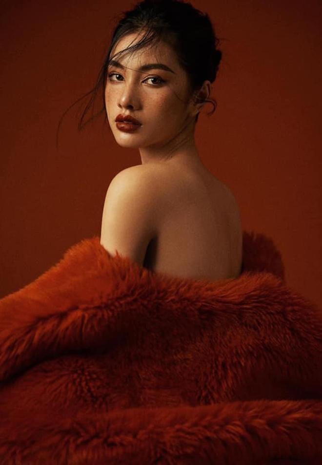 Diện áo lông đỏ rực, người đẹp trễ nải vai trần cực kỳ nuột nà khiến fans xốn xang.