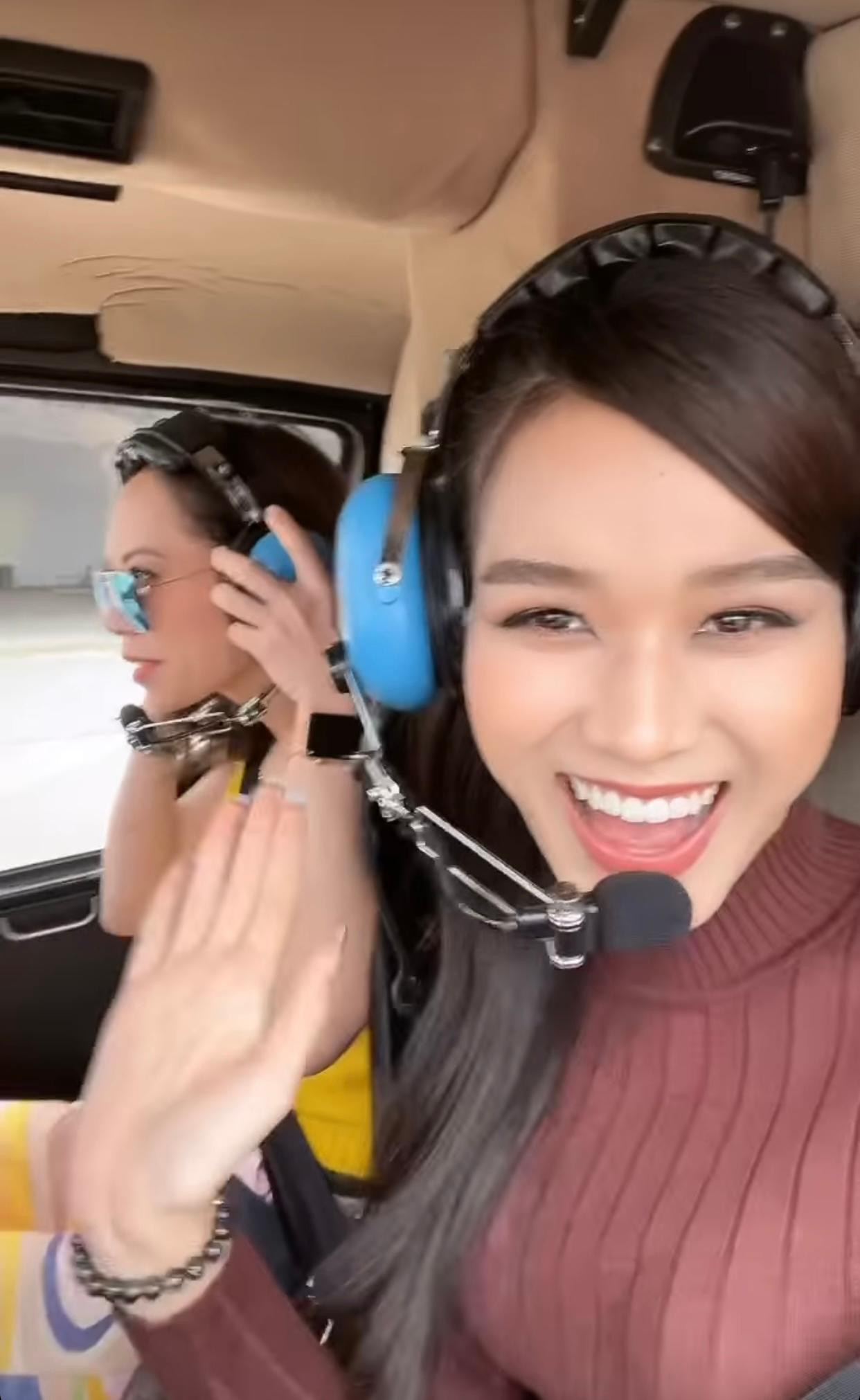 Người đẹp xứ Thanh vô cùng háo hức khi lần đầu tiên có những trải nghiệm thú vị khi ngồi trên trực thăng.