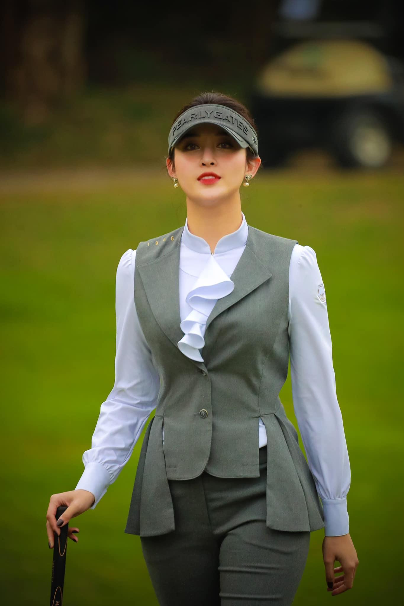 Á hậu Huyền My thanh lịch, quyến rũ trên sân golf.