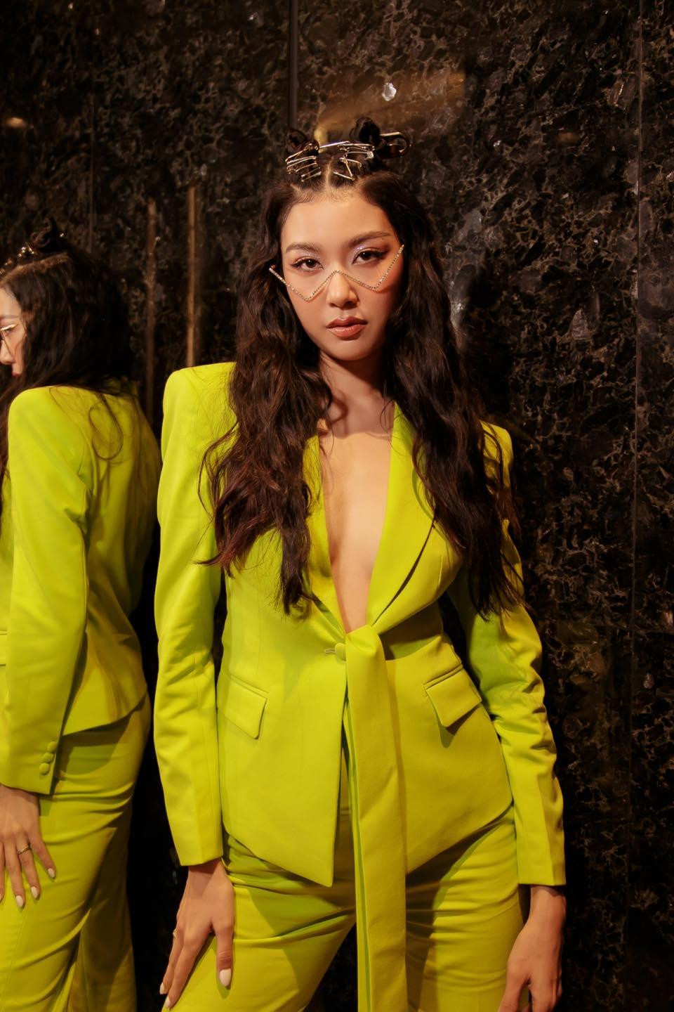 Đặc biệt khán giả có thể nhận thấy Á hậu Thúy Vân có sự 'lột xác' đầy cá tính và táo bạo. Đặc biệt khán giả có thể nhận thấy Á hậu Thúy Vân có sự 'lột xác' đầy cá tính và táo bạo.