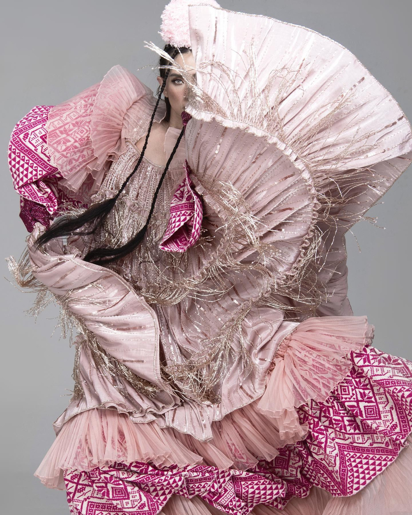 Võ Hoàng Yến khoe đẳng cấp tạo dáng high-fashion với những khung hình đậm chất nghệ thuật.