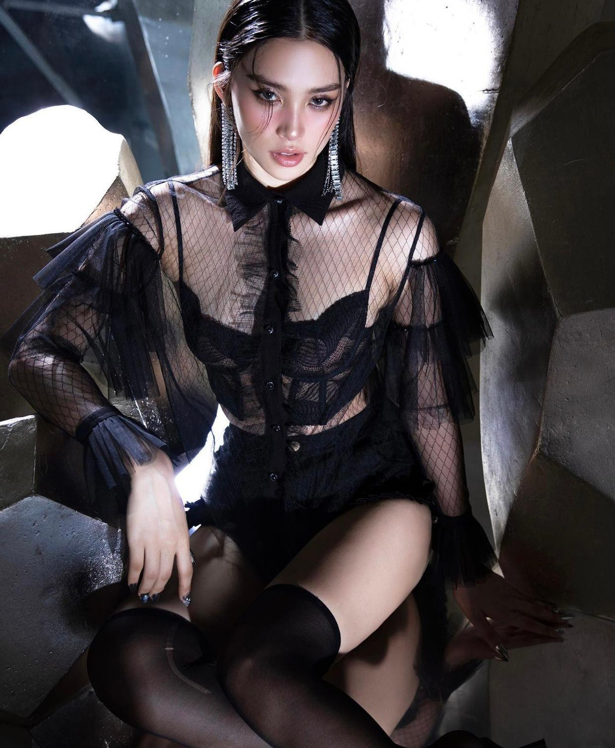 Chất liệu ren đen xuyên thấu đã tôn lên trọn vẹn cơ thể hoàn hảo đầy quyến rũ của Hoa hậu Việt Nam 2018.