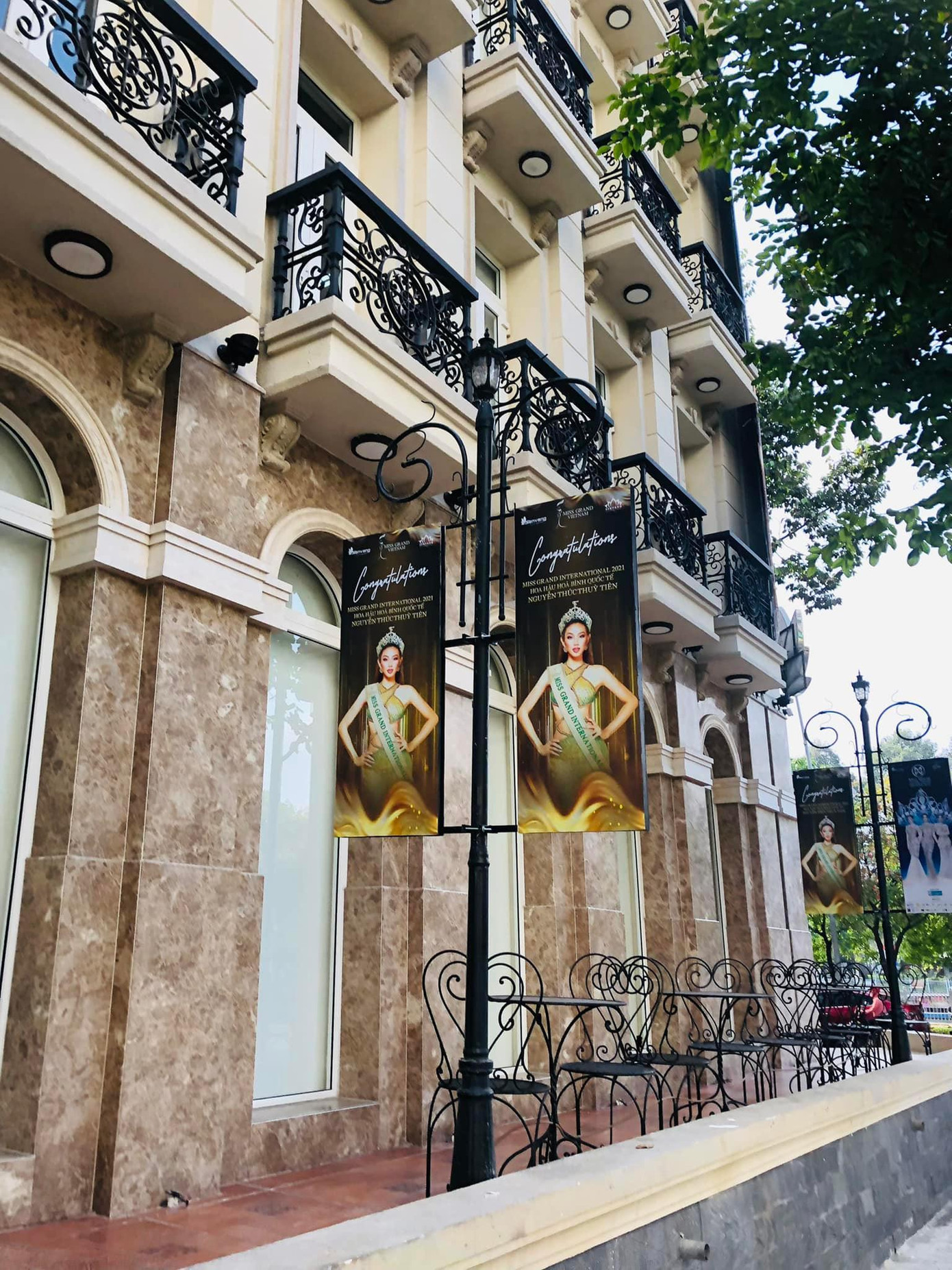 Các tấm áp-phích lớn có in hình Thuỳ Tiên đã được chuẩn bị cho sự kiện diễu hành đường phố của cô.