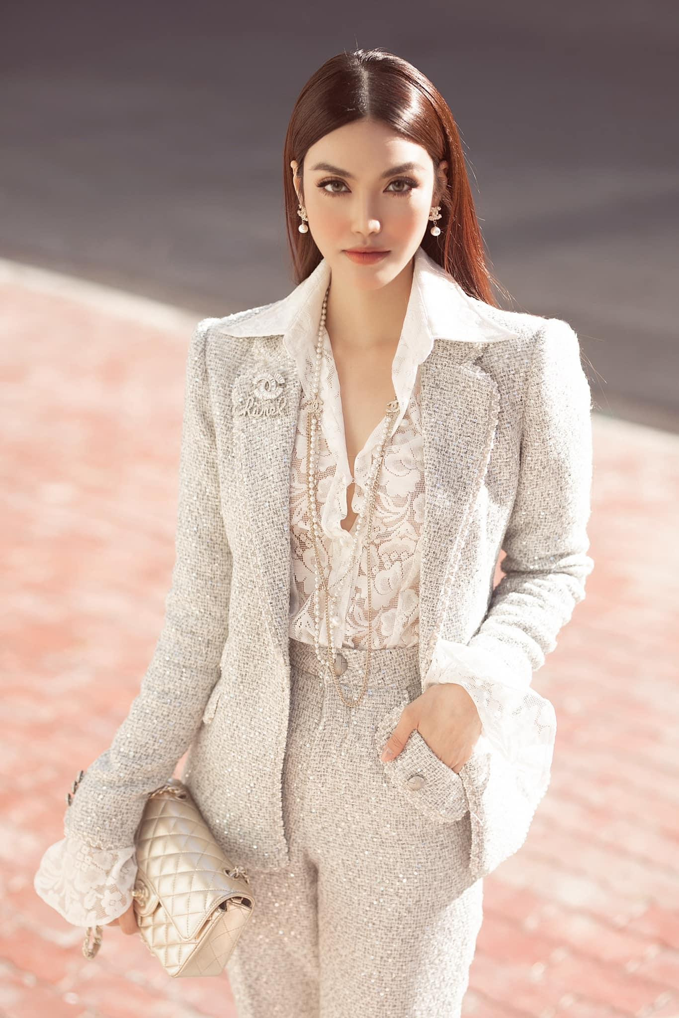 Hoa khôi Lan Khuê đẹp yêu kiều và thanh lịch như một nàng tiểu thư.