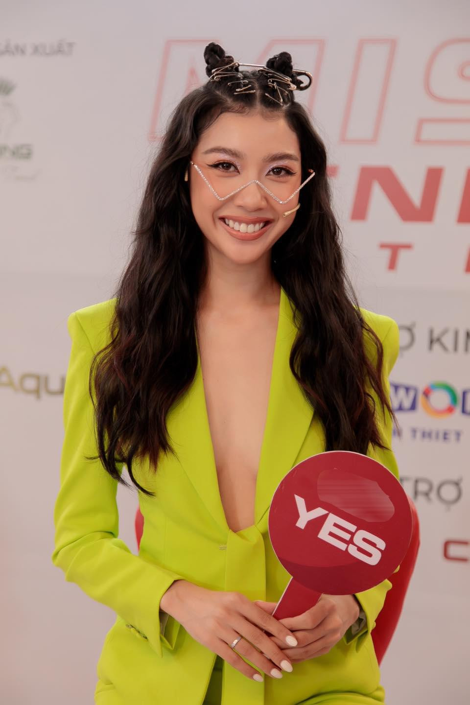 Cùng với đó, người đẹp diện bộ vest tông màu xanh neon với đường xẻ vòng một cực kỳ nóng bỏng. Cùng với đó, người đẹp diện bộ vest tông màu xanh neon với đường xẻ vòng một cực kỳ nóng bỏng.