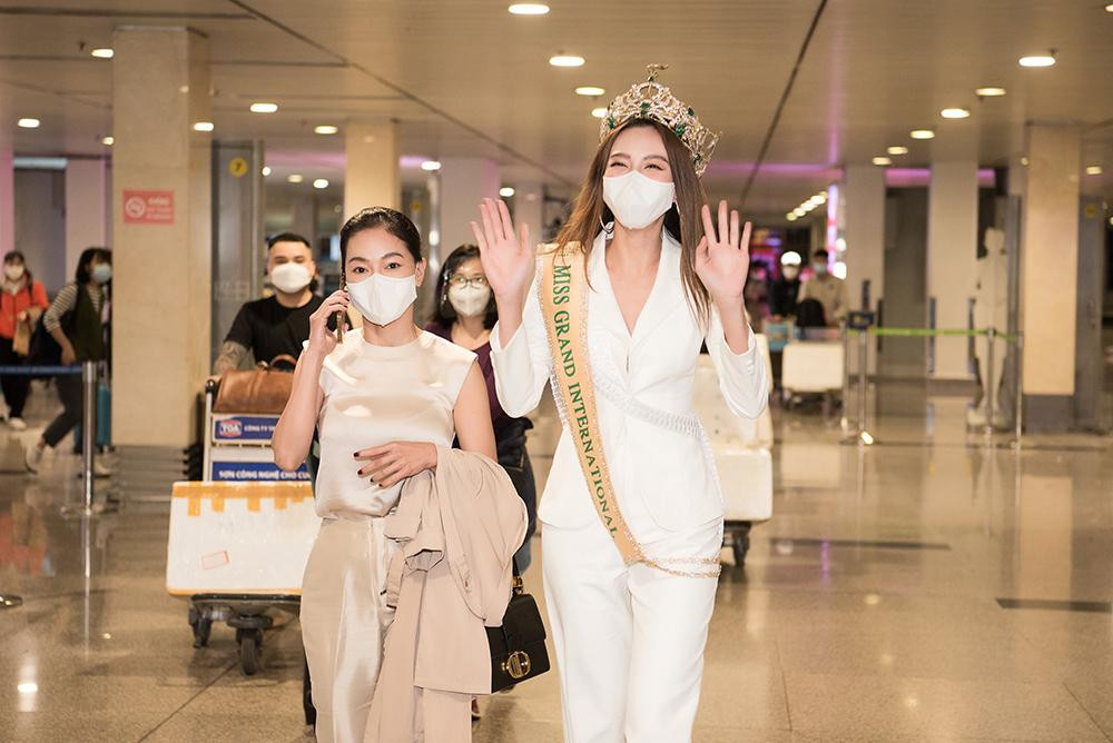 Chiều tối ngày 10/1, Hoa hậu Nguyễn Thúc Thuỳ Tiên và bà Phạm Kim Dung - Tổng giám đốc công ty Sen Vàng đã đáp chuyến bay xuống TP. HCM sau bao ngày chờ đợi của các fans.