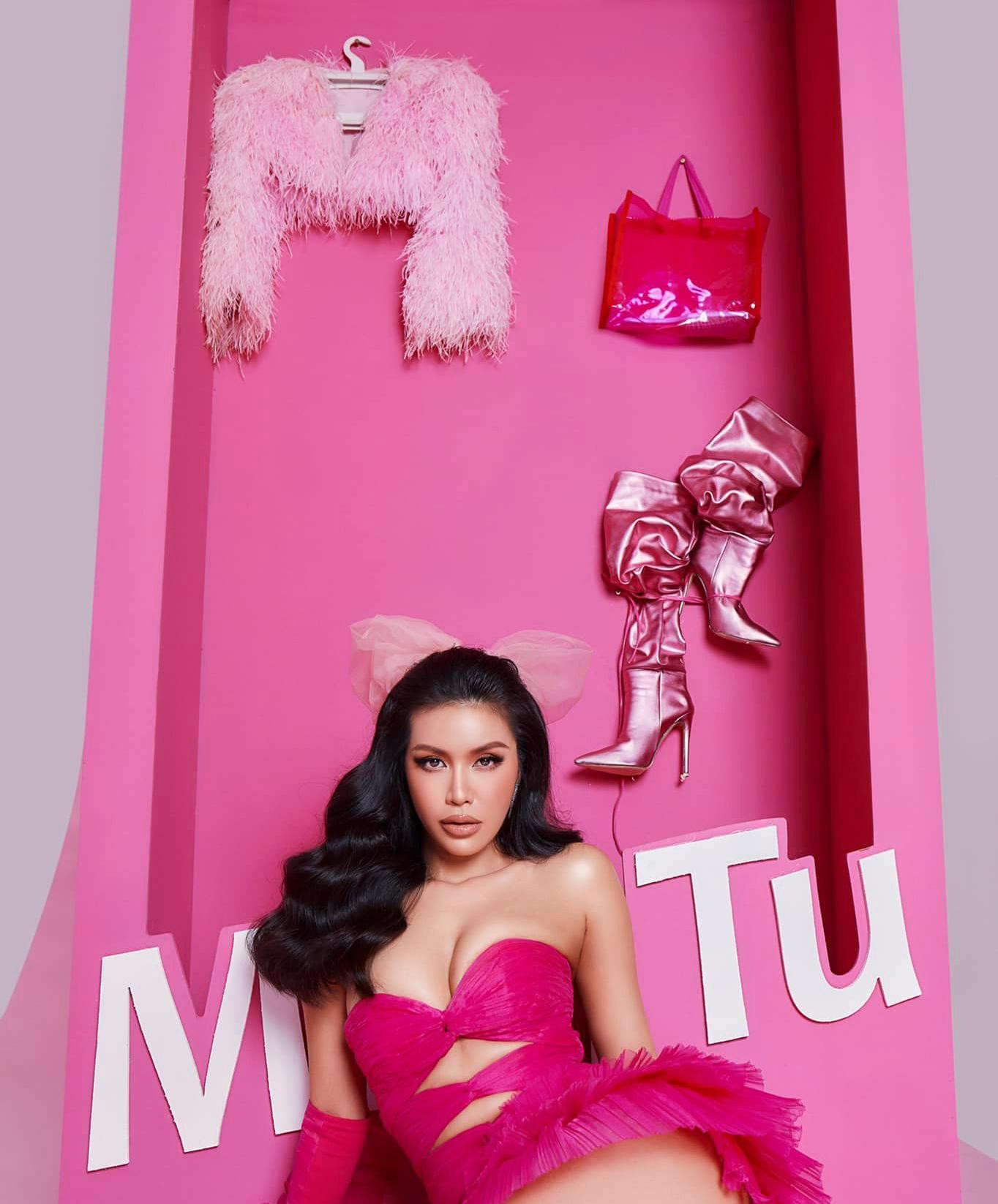 Nhan sắc ngày càng nóng bỏng và quyến rũ của Minh Tú khiến các fans trầm trồ.