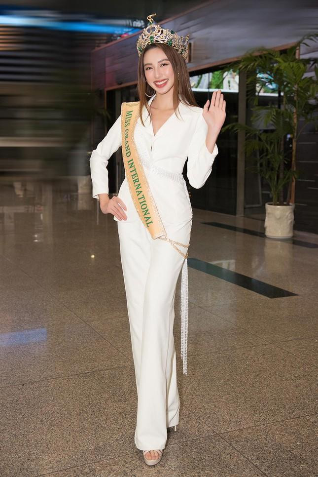 Tối 10/1, Thuỳ Tiên bay về Sài Gòn để hội ngộ với gia đình và người thân. Cô diện bộ vest trắng kín đáo có thiết kế khá đơn giản và thanh lịch.