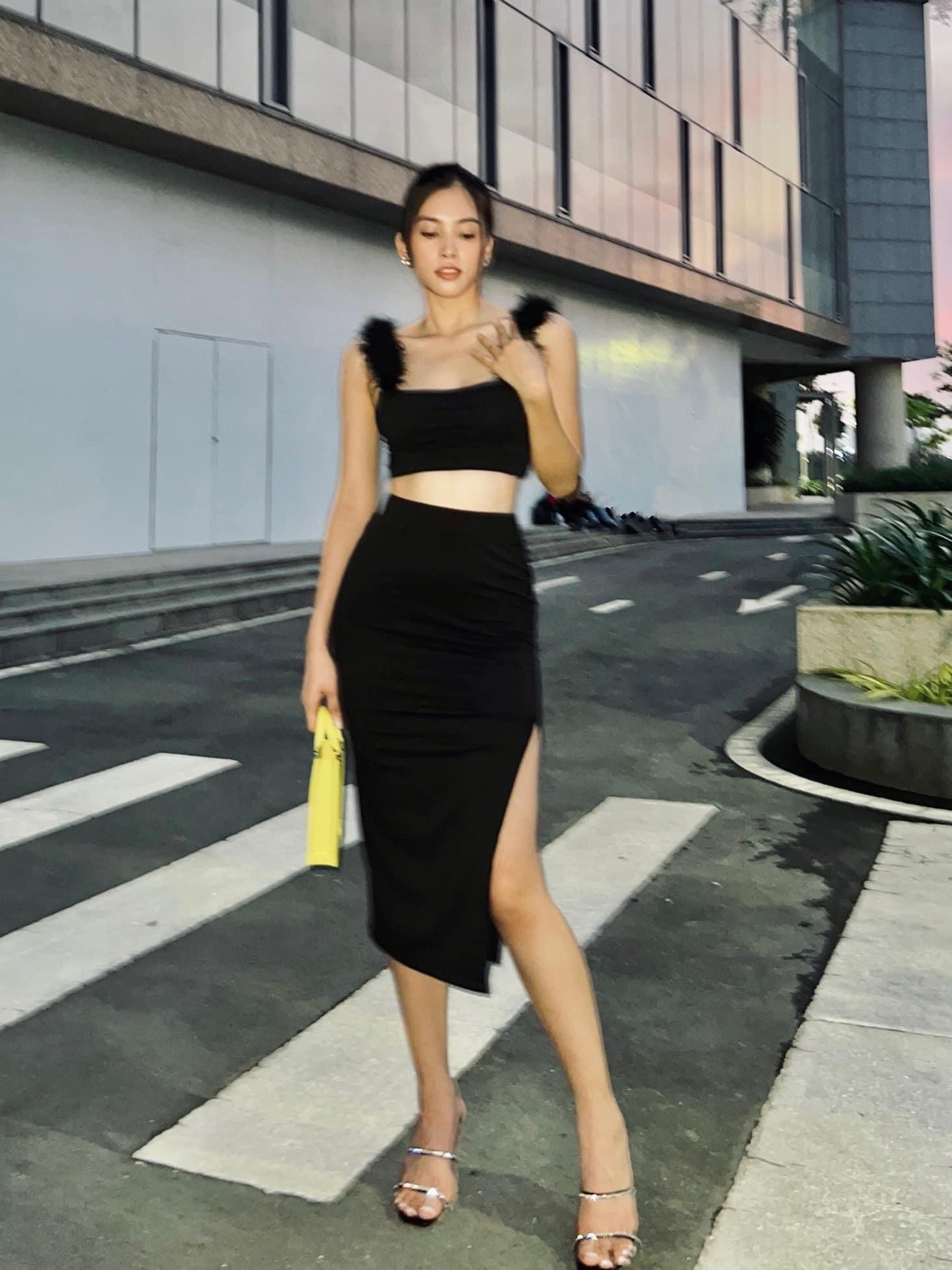 Bộ váy xẻ còn giúp Hoa hậu Việt Nam 2018 khoe trọn đôi chân thon dài quyến rũ.