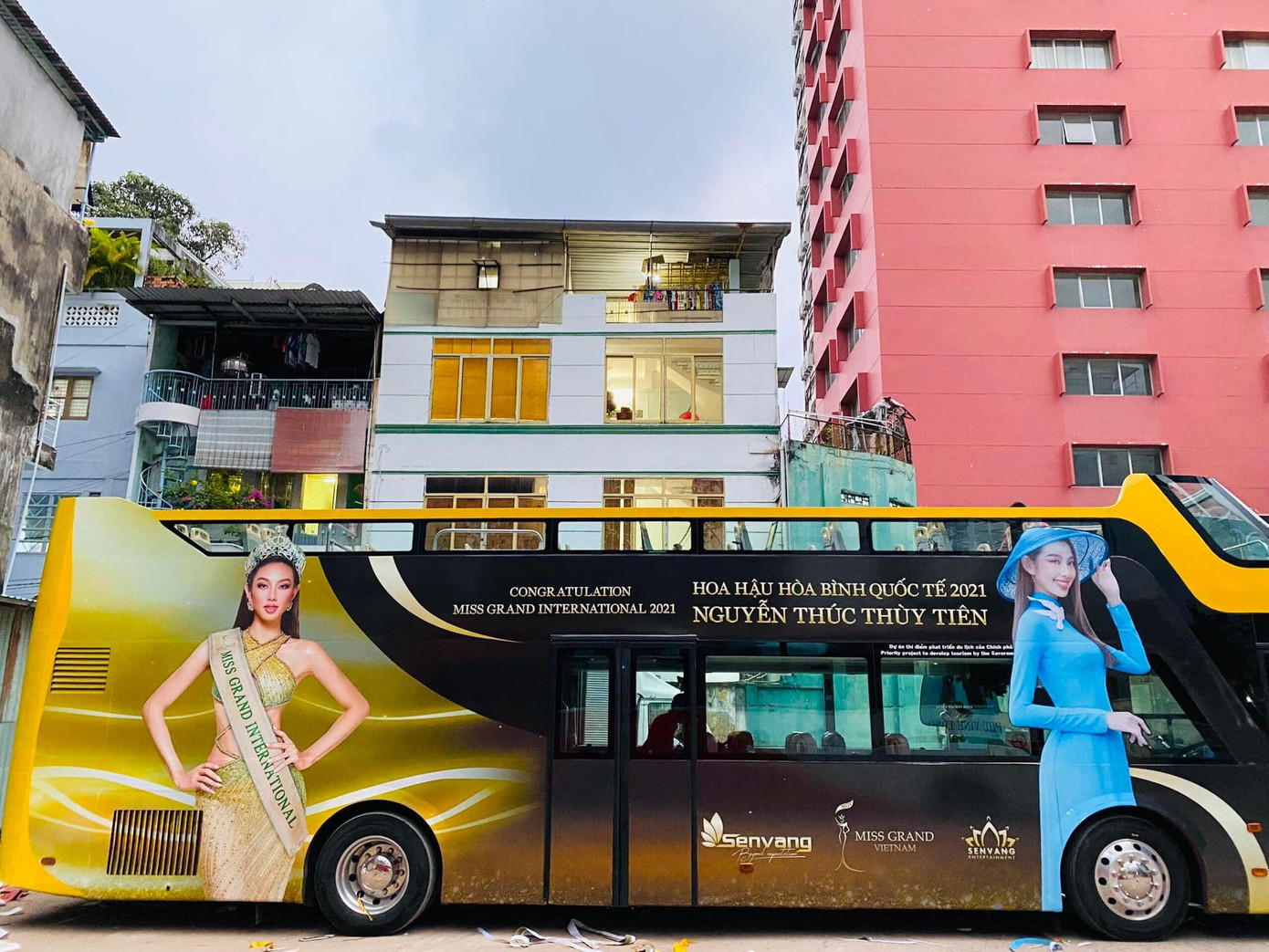 Chiếc xe bus mà Thuỳ Tiên sẽ diễu hành trước khi đến Nhà thi đấu Phú Thọ vào chiều mai cũng đã được dán hình cô rất lộng lẫy.