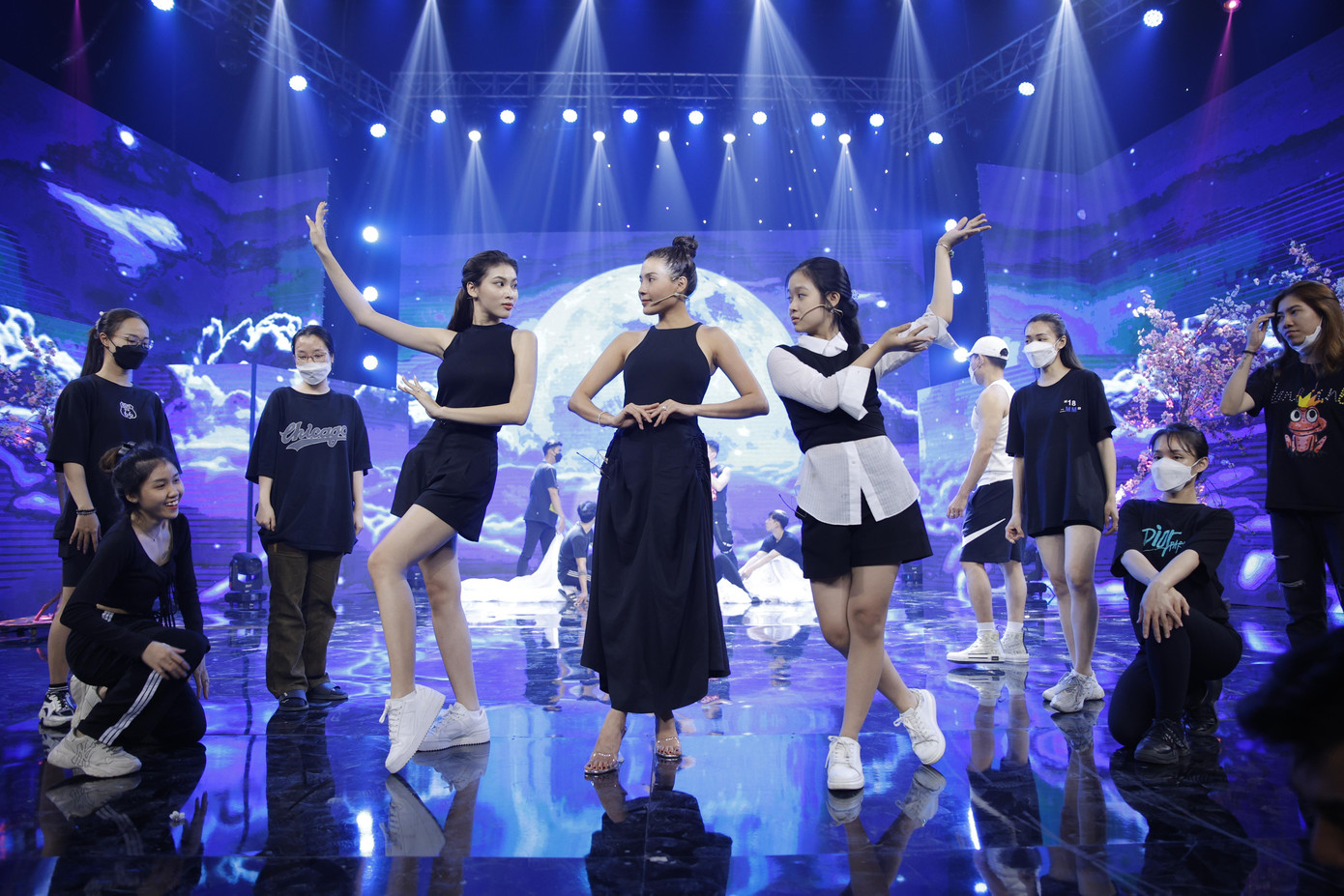 Á hậu Ngọc Thảo và dàn nghệ sĩ đang miệt mài tập luyện cho Táo Xuân 2022.