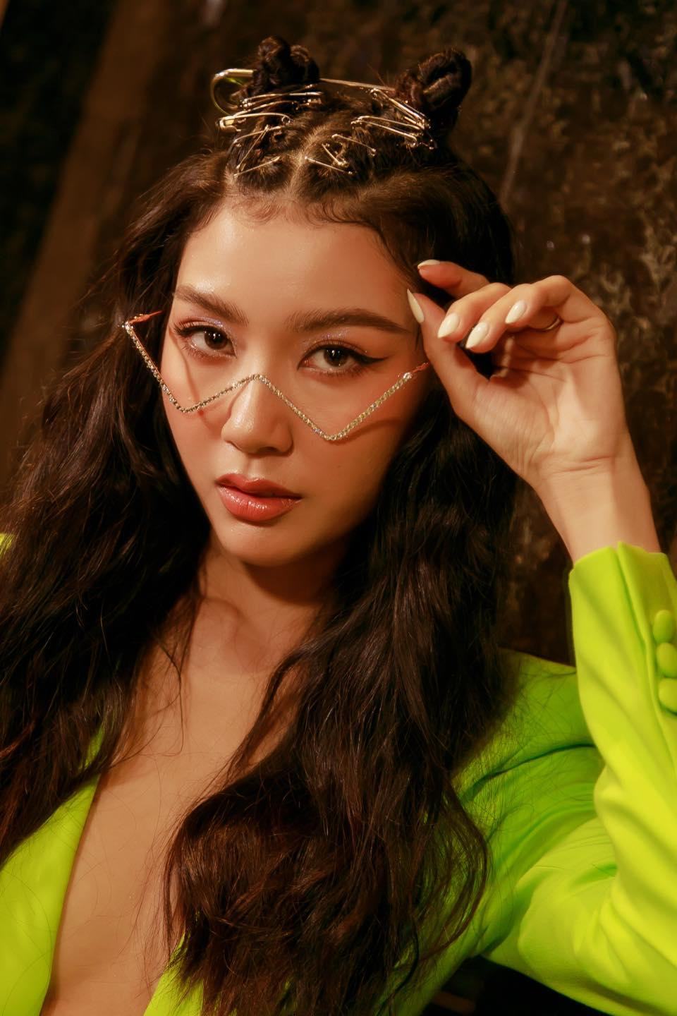 Trong lần xuất hiện mới nhất, Thúy Vân gây ấn tượng với mái tóc tết cực kỳ tỉ mỉ và lạ lẫm. Trong lần xuất hiện mới nhất, Thúy Vân gây ấn tượng với mái tóc tết cực kỳ tỉ mỉ và lạ lẫm.