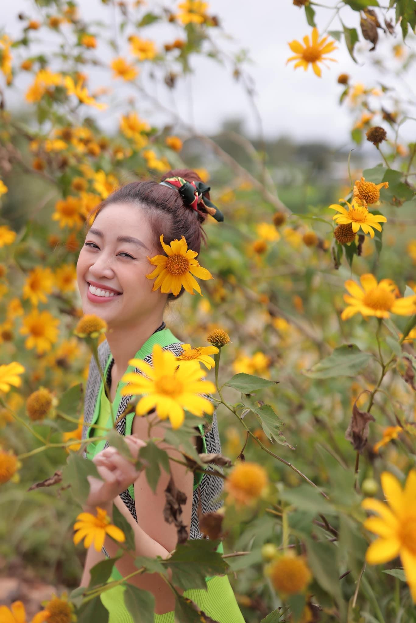 Hoa hậu Khánh Vân cười rạng rỡ, thả hồn giữa thiên nhiên hoa cỏ.