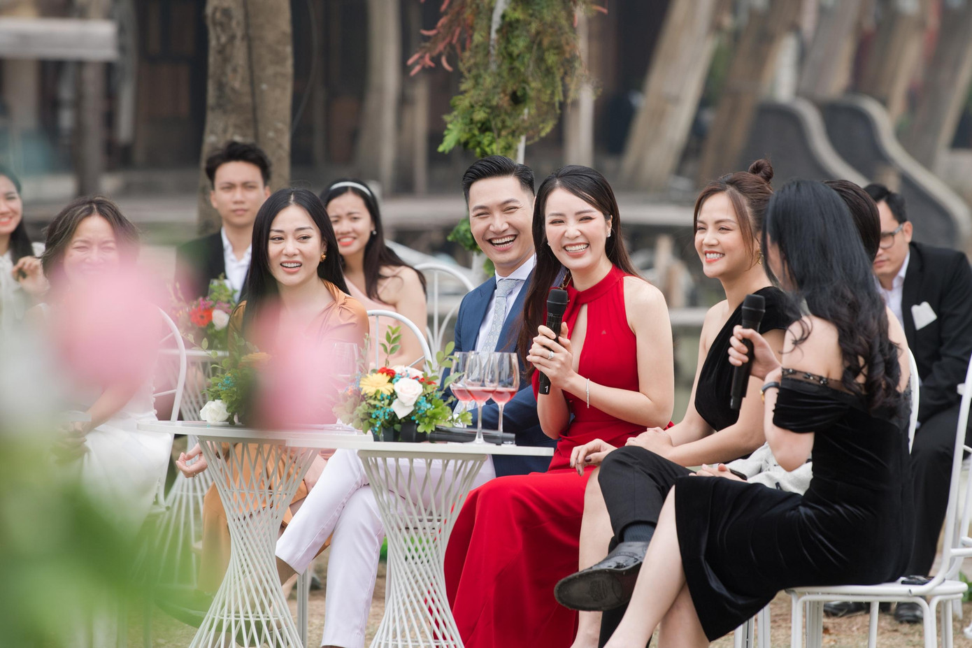 Thụy Vân tiết lộ: “Năm nay chương trình được quay ngoài trời. Lúc đầu ê-kip rất lo nếu trời mưa thì mọi ý tưởng tan thành mây khói. Vân còn lo là trời mùa đông mà quay ngoại cảnh mình có chịu được không. May mắn là mọi sự đều như ý. Thời tiết đẹp và không quá lạnh".