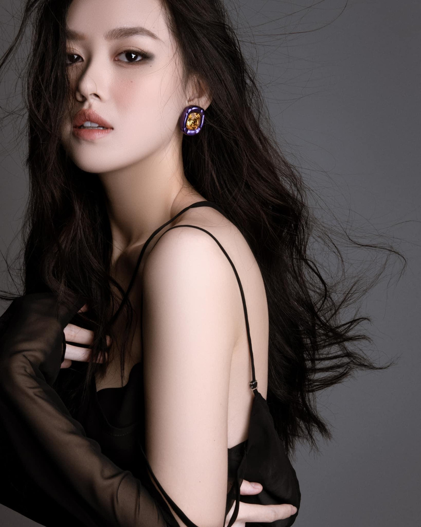 Tường San được khen ngợi có nhan sắc xinh đẹp, thanh khiết tựa như mỹ nhân Hàn Quốc Song Hye Kyo.