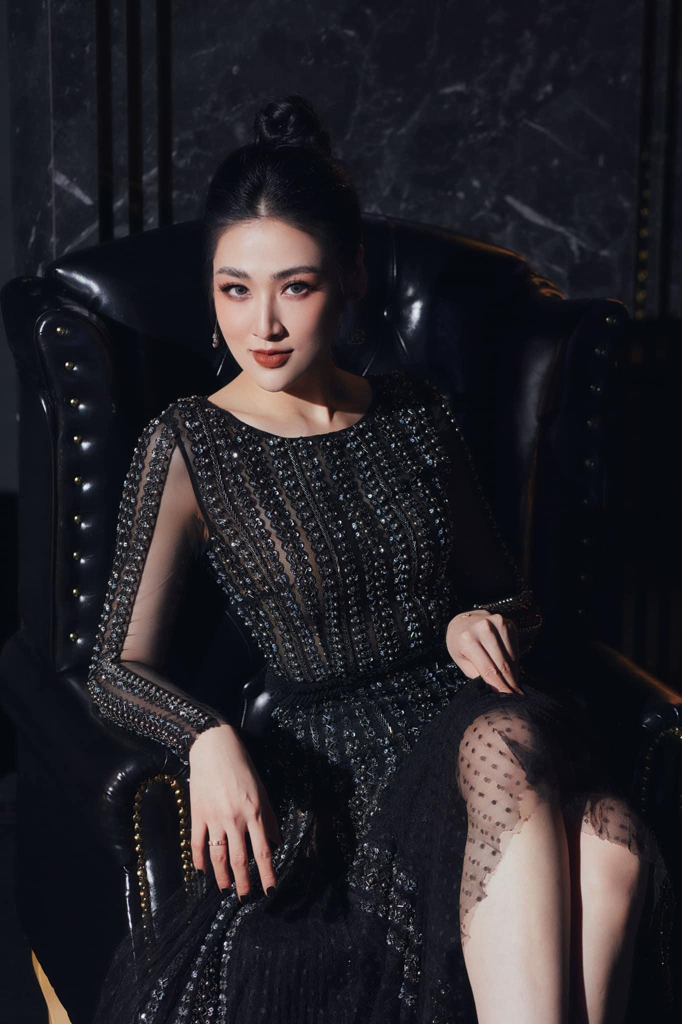 Á hậu Tú Anh sắc sảo, mặn mà với gam màu đen bí ẩn và quyến rũ.