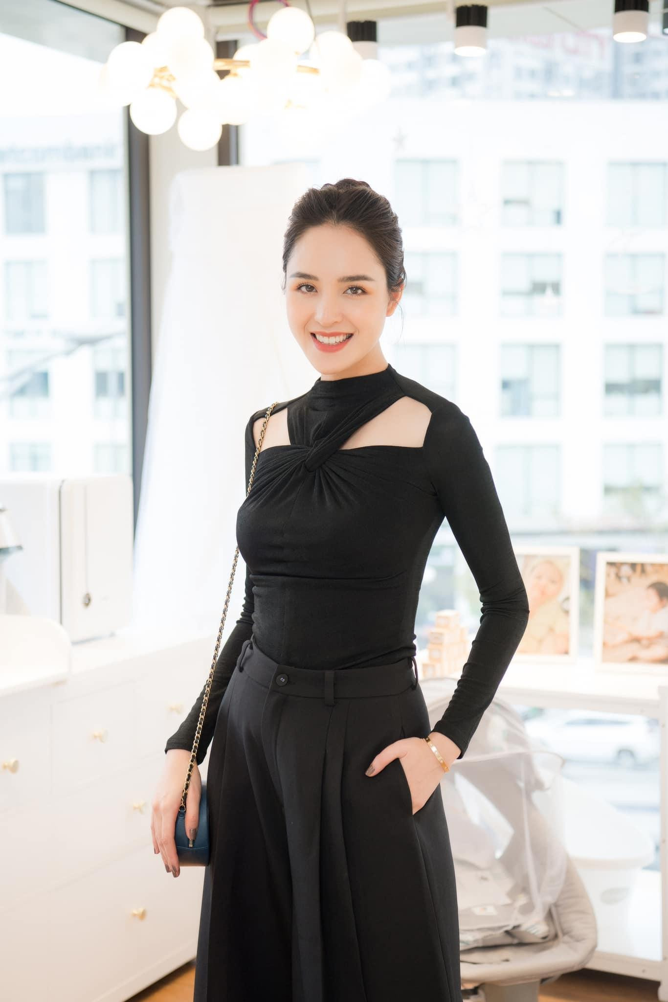 Á hậu Hoàng Anh diện 'cây đen' cut-out độc đáo khoe nhan sắc quyến rũ.