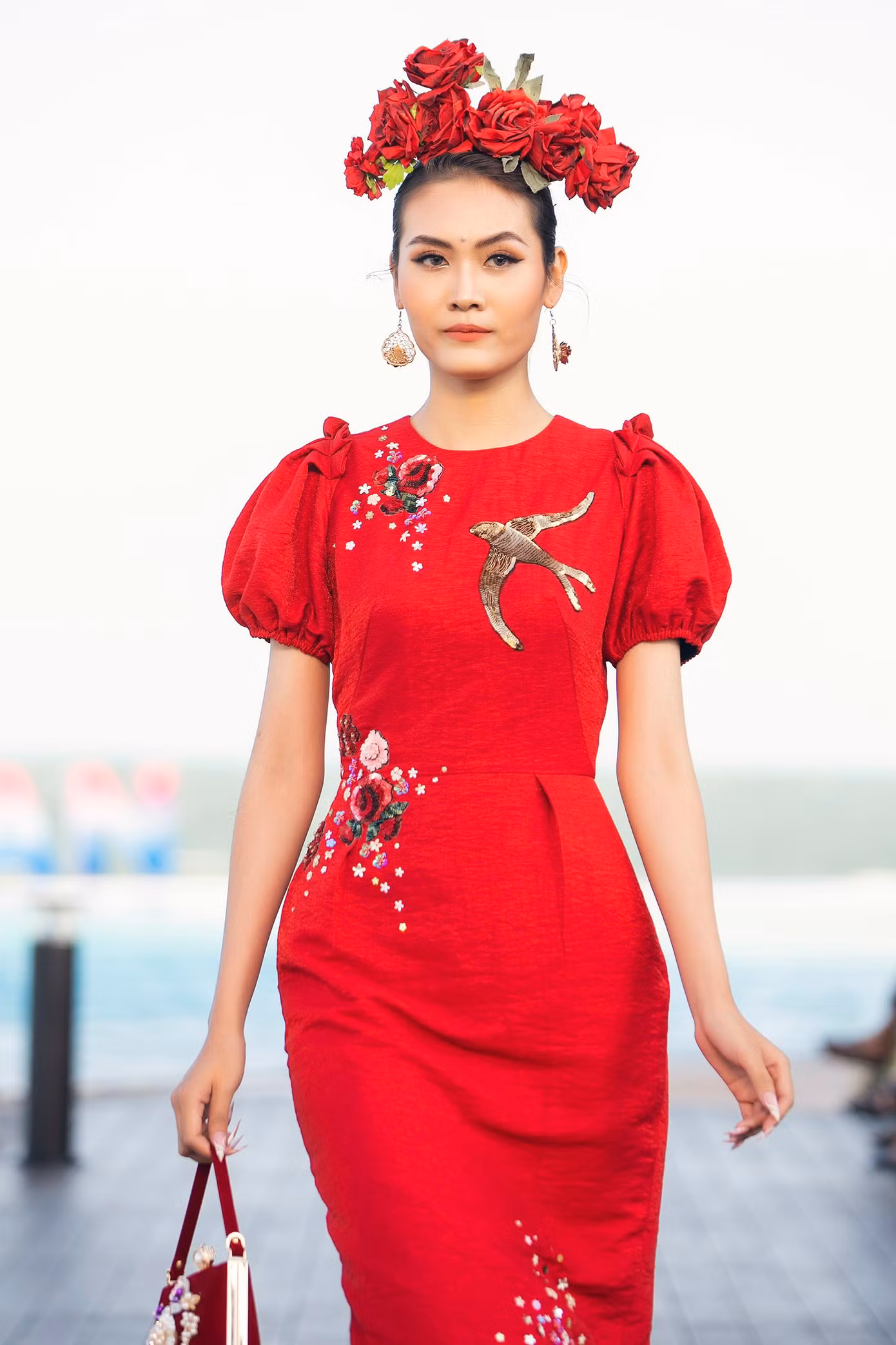 Chiều cao 1m81 cùng những bước catwalk uyển chuyển của Y Hạ đã không khiến khán giả thất vọng. Cô cũng từng vướng phải rất nhiều ý kiến trái chiều sau đăng quang, song, người mẫu gốc Quảng Ngãi vẫn được giới chuyên môn đánh giá là viên ngọc thô sẽ tỏa sáng sau thời gian mài dũa.
