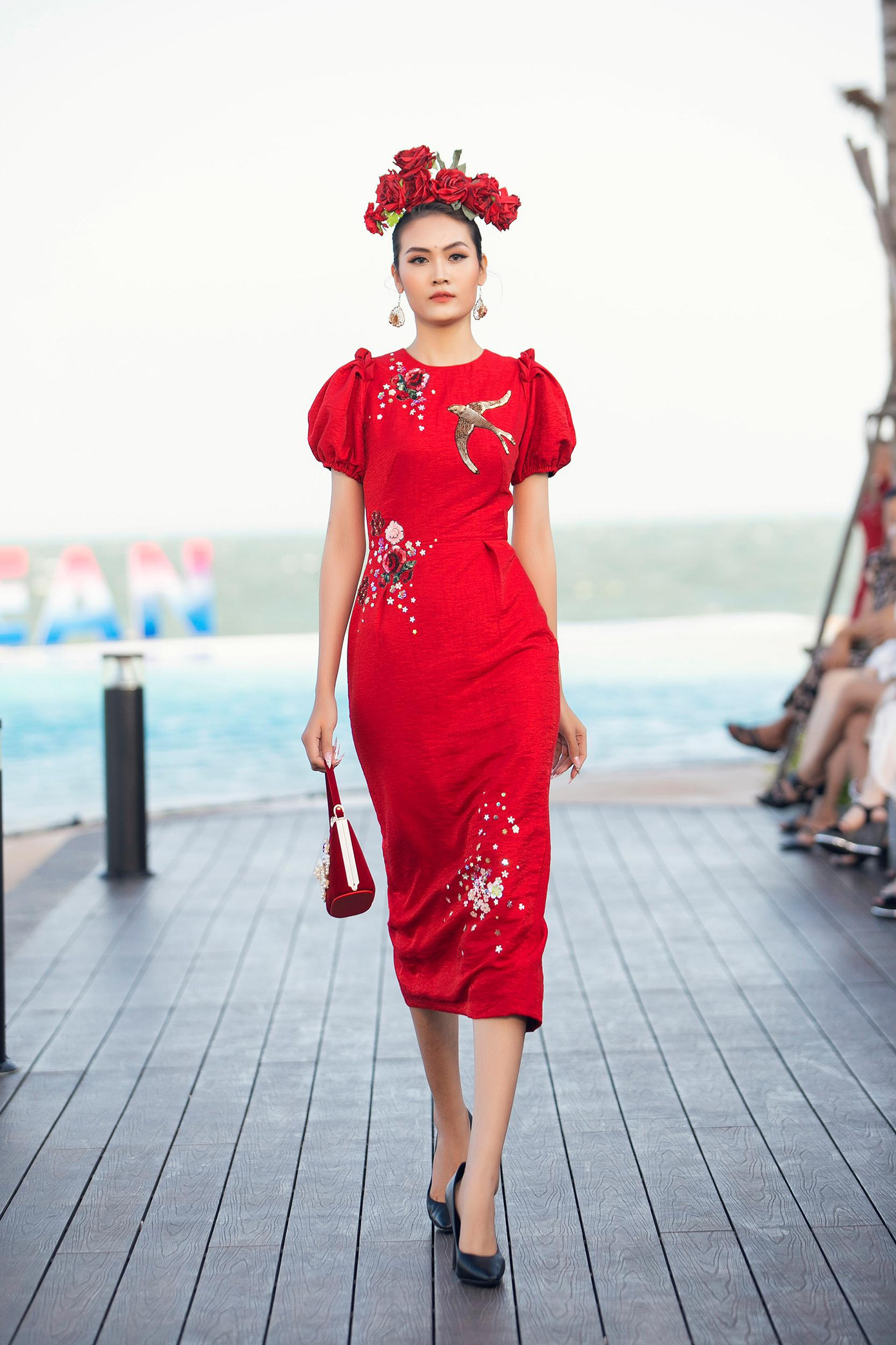 Học trò của Lương Thuỳ Linh đồng thời cũng là quán quân của The Next Face Vietnam 2021 - Y Hạ đã được chọn để trình diễn mở màn trong show diễn lần này.