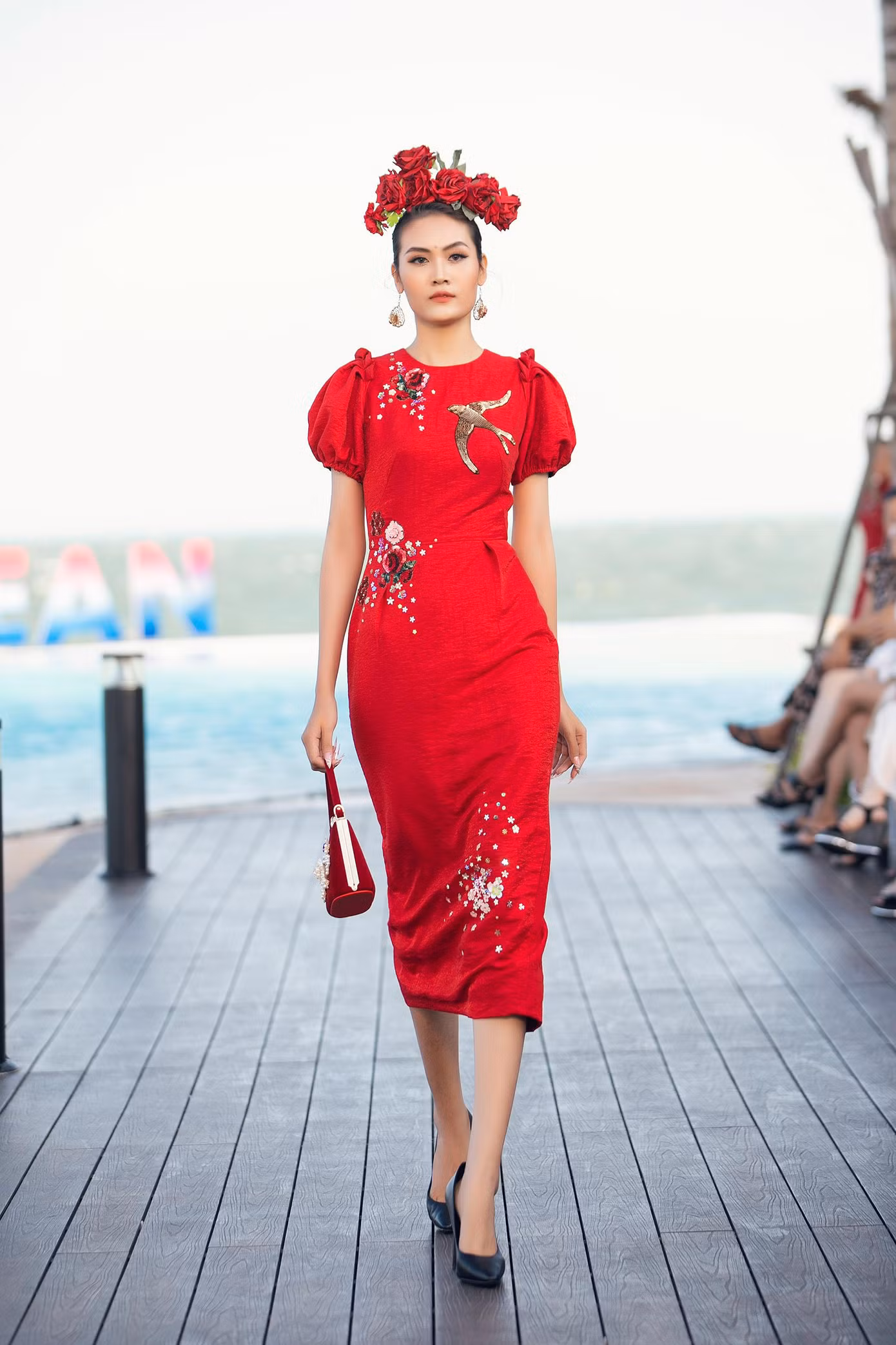 Học trò của Lương Thuỳ Linh đồng thời cũng là quán quân của The Next Face Vietnam 2021 - Y Hạ đã được chọn để trình diễn mở màn trong show diễn lần này.