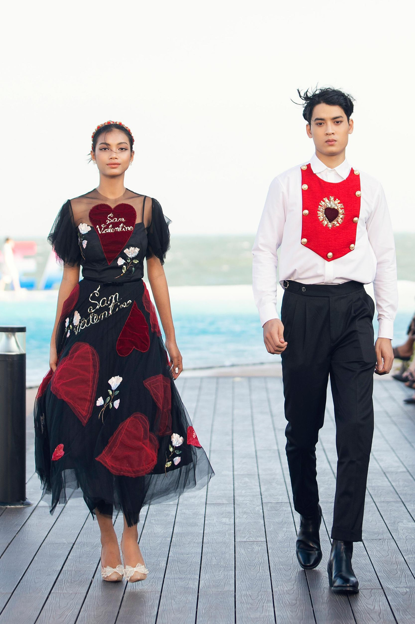 Dù còn khá mới trong làng mẫu, nhưng cả 4 model bước ra từ team Lương Thùy Linh đều biết nắm bắt cơ hội, thể hiện rất tốt khả năng catwalk và tạo dáng của mình.