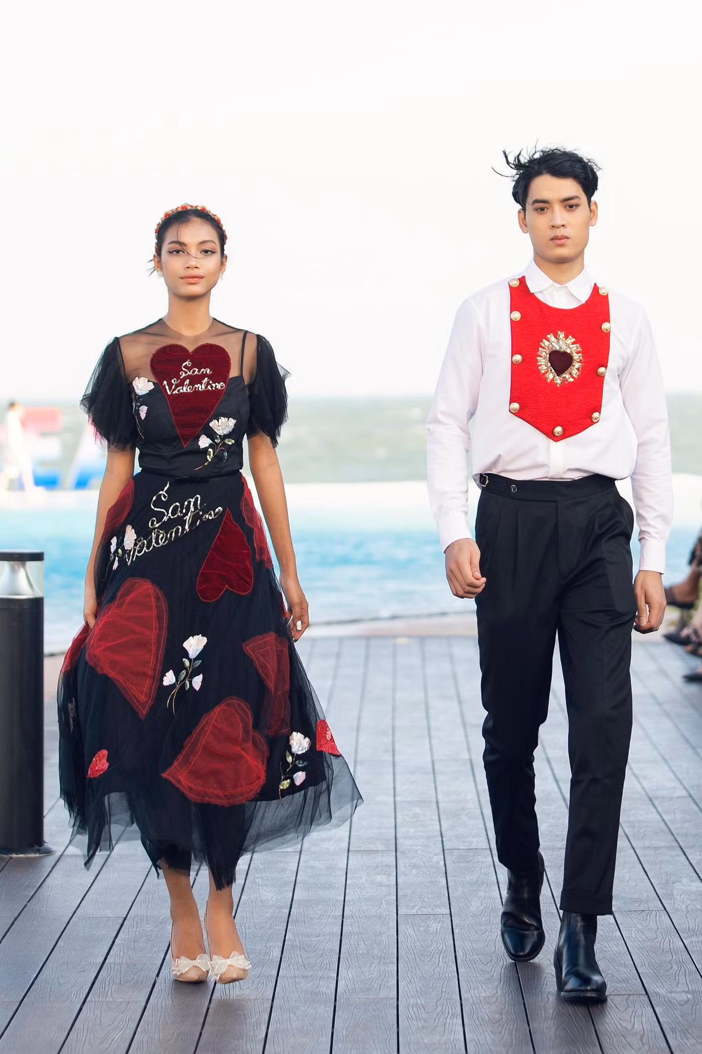 Dù còn khá mới trong làng mẫu, nhưng cả 4 model bước ra từ team Lương Thùy Linh đều biết nắm bắt cơ hội, thể hiện rất tốt khả năng catwalk và tạo dáng của mình.