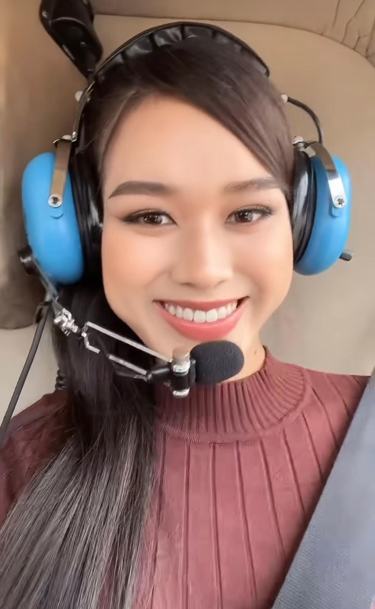 Tranh thủ những ngày rảnh rỗi ở Mỹ sau khi khỏi COVID-19, Hoa hậu Đỗ Thị Hà cùng bạn bè đã có những trải nghiệm thú vị khi ngồi trực thăng ngắm cảnh thành phố Houston, Mỹ từ trên cao.