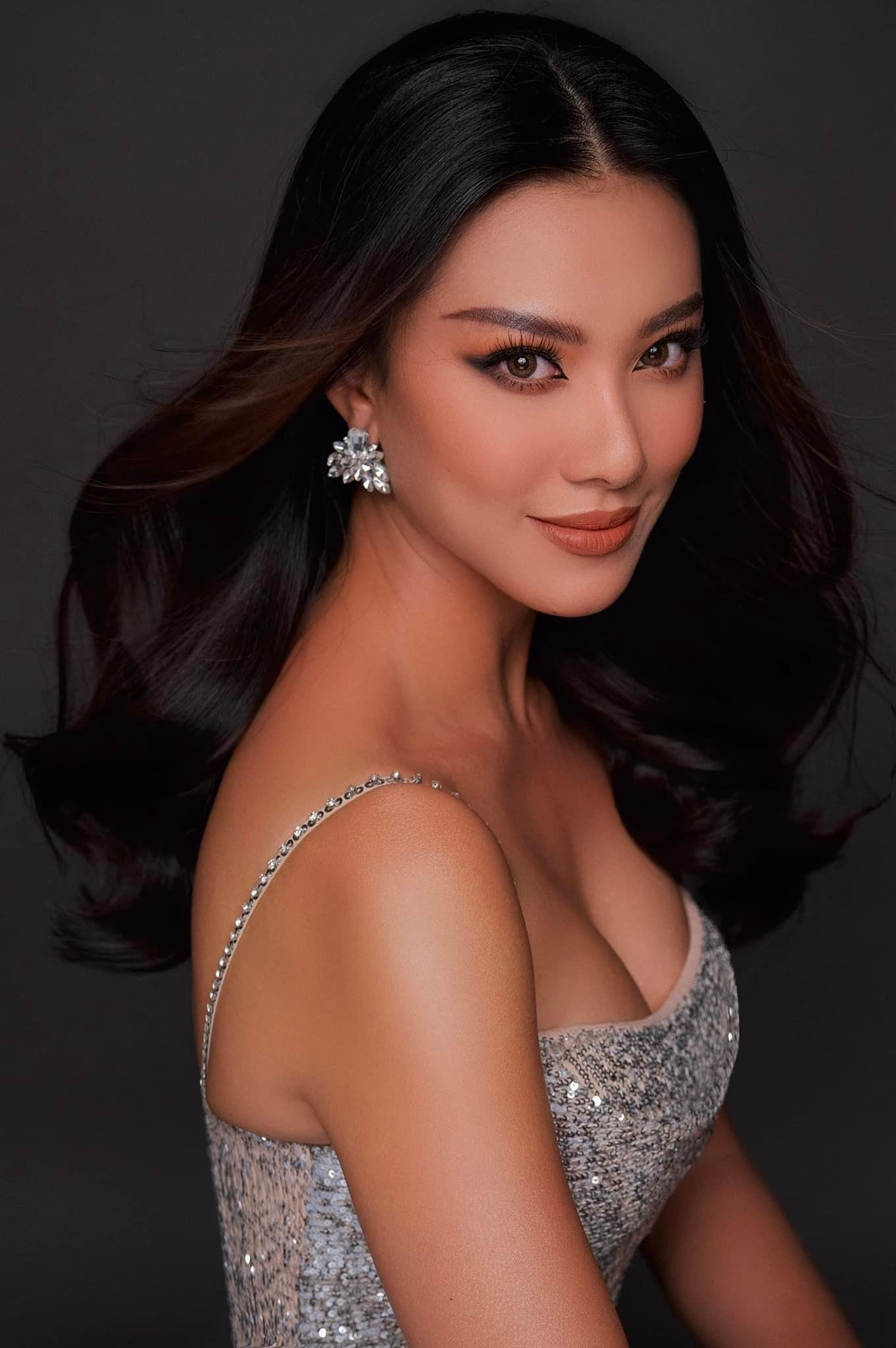 Á hậu Kim Duyên diện váy cúp ngực cực kỳ nóng bỏng.