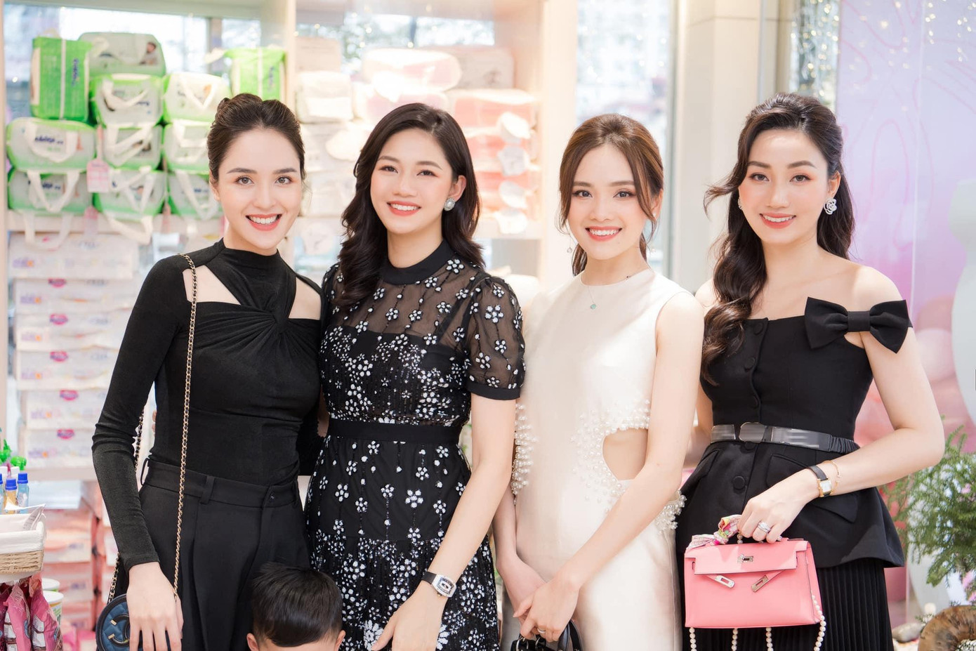 Chị em Á hậu Trà My, Thanh Tú hội ngộ Á hậu Hoàng Anh và Người đẹp Khả ái Tố Như.