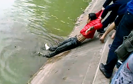 Cao Phương Duy được lực lượng chức năng đưa lên khỏi mặt hồ Hoàn Kiếm