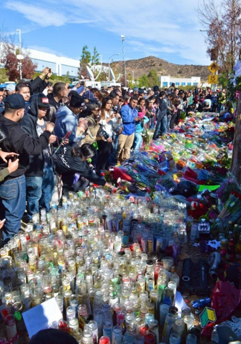 Người ta mang nến, hoa và những mảnh giấy kỉ niệm đặt tại nơi Paul Walker gặp nạn để tưởng nhớ anh