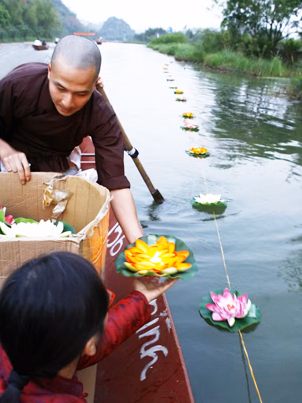 Thả hoa đăng đêm Khánh đản trên suối Yên. Ảnh: Hồng Vĩnh