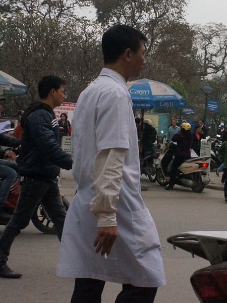 Y, bác sỹ cũng ngăm điếu thuốc trên tay