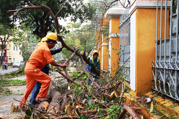 Đà Nẵng vẫn còn ngổn ngang sau bão. Ảnh: Nguyễn Huy Đà Nẵng vẫn còn ngổn ngang sau bão. Ảnh: Nguyễn Huy