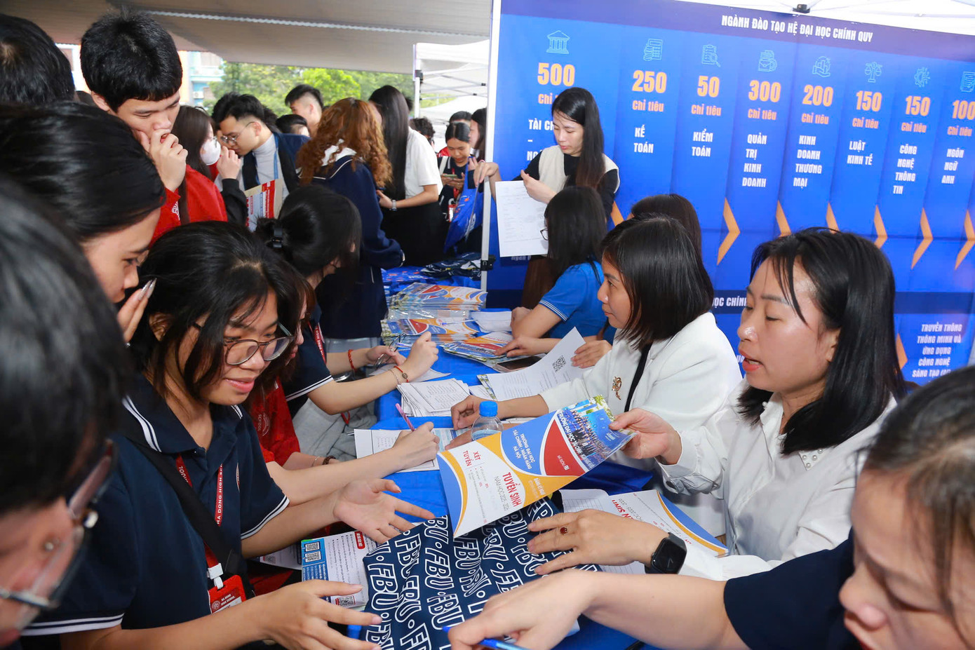 Các diễn giả trả lời câu hỏi của học sinh về việc chọn ngành, chọn nghề trong tương lai. Các diễn giả trả lời câu hỏi của học sinh về việc chọn ngành, chọn nghề trong tương lai.