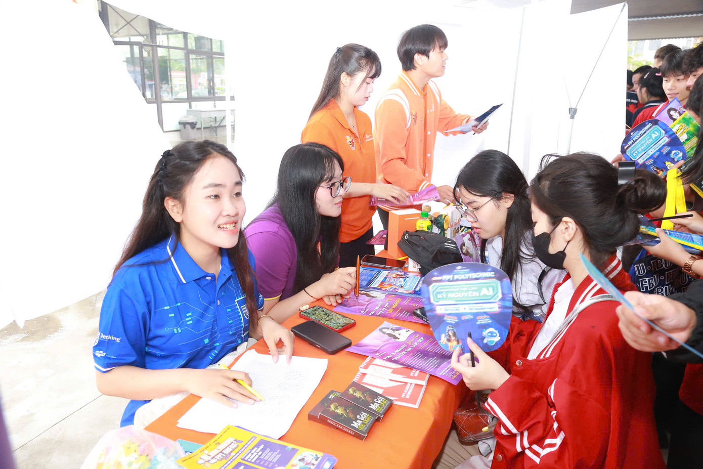 Các bạn trẻ hào hứng trong chương trình “Đối thoại, tư vấn, hướng nghiệp năm 2025” do Báo Tuổi trẻ Thủ đô tổ chức. Các bạn trẻ hào hứng trong chương trình “Đối thoại, tư vấn, hướng nghiệp năm 2025” do Báo Tuổi trẻ Thủ đô tổ chức.