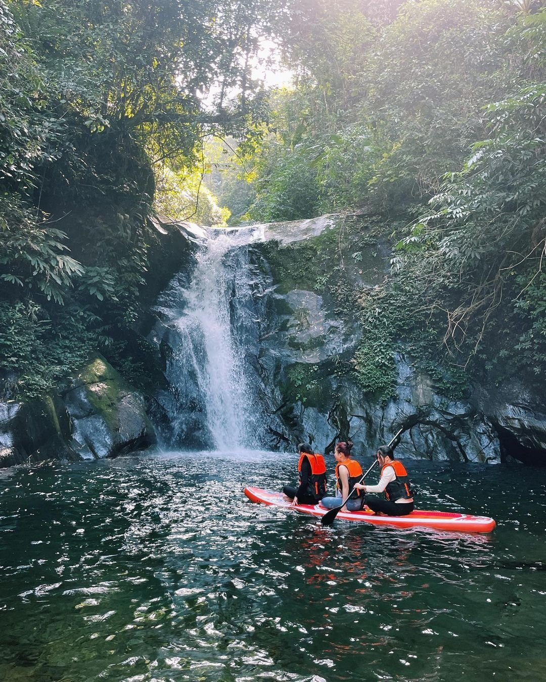 Suối Cửa Tử sở hữu vẻ đẹp hoang sơ nhưng không kém phần lãng mạn. Ảnh: IG/huonghalley.