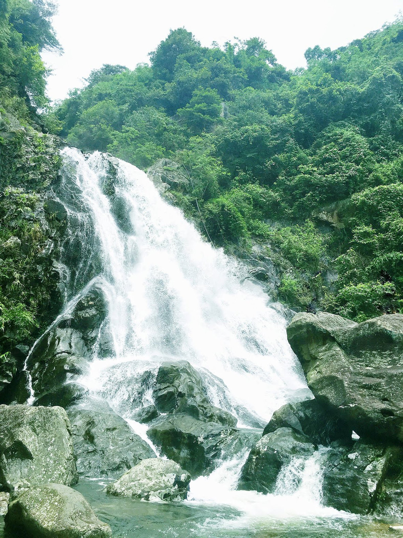 Thác Bản Long với dòng nước chảy xiết đổ từ trên đỉnh thác xuống. Ảnh: Cổng thông tin và xúc tiến du lịch tỉnh Vĩnh Phúc. Ảnh: Traveloka.