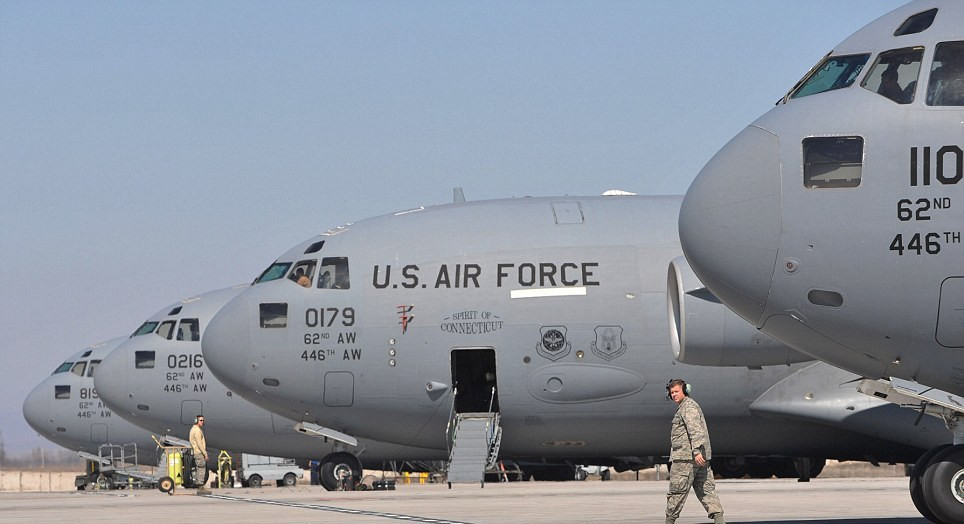 Hàng loạt máy bay phục vụ quân đội Mỹ tới Afghanistan.