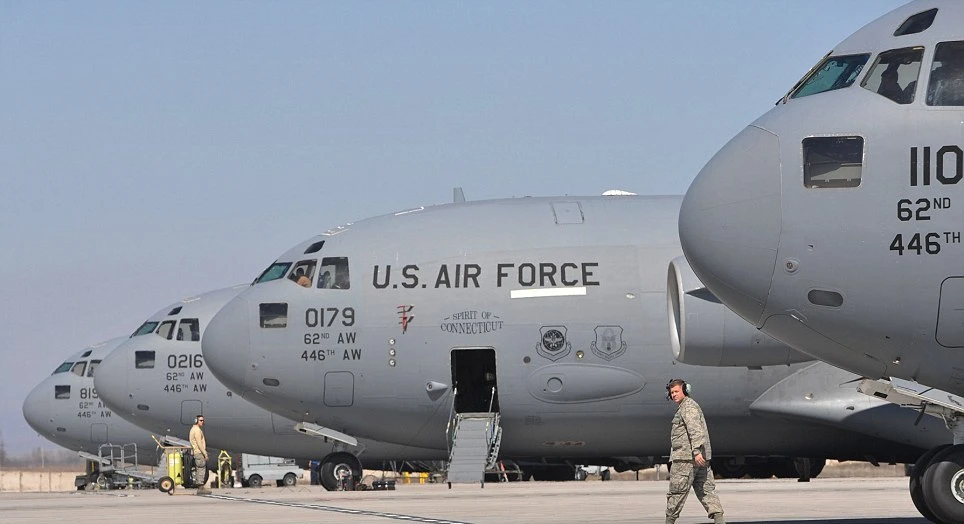 Hàng loạt máy bay phục vụ quân đội Mỹ tới Afghanistan.