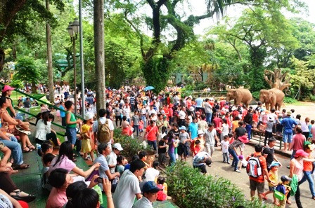 Khu vui chơi ở TP HCM chật cứng người dịp lễ ảnh 10 Khu vui chơi ở TP HCM chật cứng người dịp lễ ảnh 10