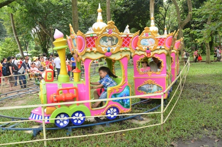 Khu vui chơi ở TP HCM chật cứng người dịp lễ ảnh 14 Khu vui chơi ở TP HCM chật cứng người dịp lễ ảnh 14