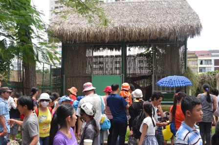 Khu vui chơi ở TP HCM chật cứng người dịp lễ ảnh 12 Khu vui chơi ở TP HCM chật cứng người dịp lễ ảnh 12