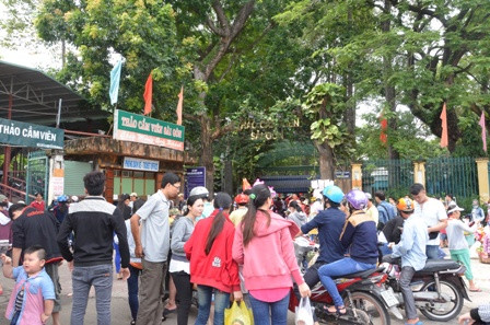 Khu vui chơi ở TP HCM chật cứng người dịp lễ ảnh 9 Khu vui chơi ở TP HCM chật cứng người dịp lễ ảnh 9