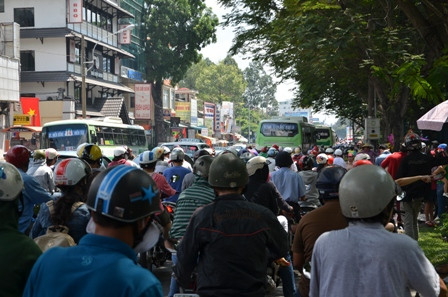 Khu vui chơi ở TP HCM chật cứng người dịp lễ ảnh 21 Khu vui chơi ở TP HCM chật cứng người dịp lễ ảnh 21