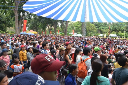 Khu vui chơi ở TP HCM chật cứng người dịp lễ ảnh 15 Khu vui chơi ở TP HCM chật cứng người dịp lễ ảnh 15